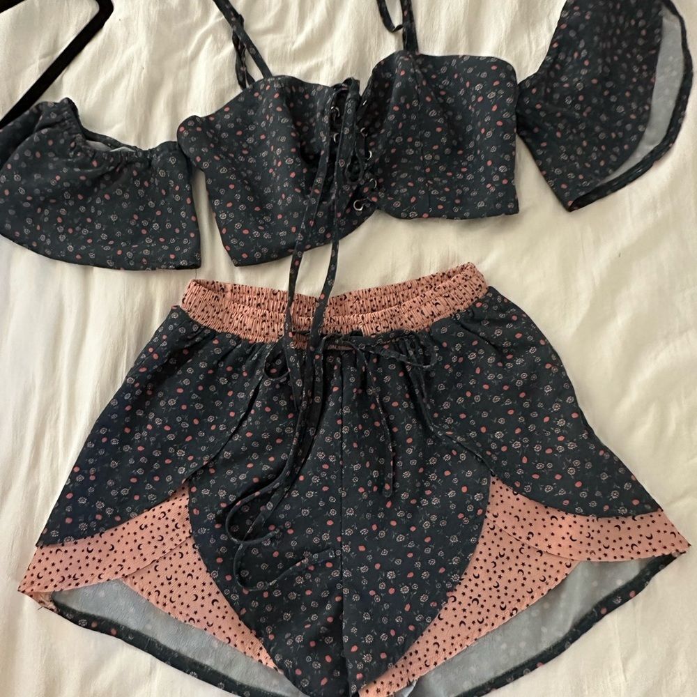 Two Piece Set - Crop Top High Waist Shorts Festival Vibes - Picture 4 of 5